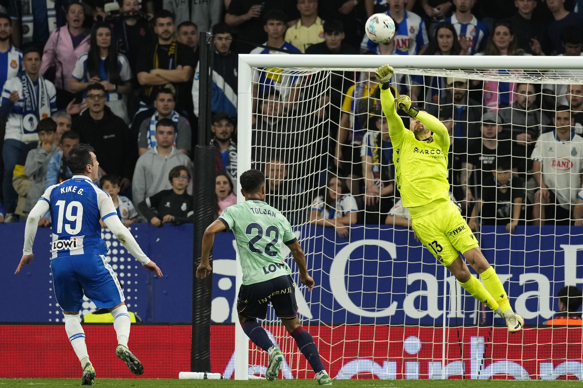 El portero del Levante Mathew Ryan (dcha) despeja un balón durante el partido de la jornada 32 de LaLiga que RCD Espanyol y UD Levante disputan en el RCDE Stadium. EFE/Enric Fontcuberta
