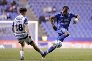 Willer Ditta (d), de Cruz Azul, disputa un balón con Alexei Domínguez, de Pachuca, durante un partido entre Cruz Azul y Pachuca en el estadio Cuauhtémoc en Puebla (México). EFE/Hilda Ríos
