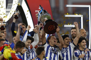 Los jugadores de la Real Sociedad celebran su victoria en la final de la Copa del Rey que han disputado frente al Atlético de Madrid en el estadio de La Cartuja, en Sevilla. EFE/Julio Muñoz.