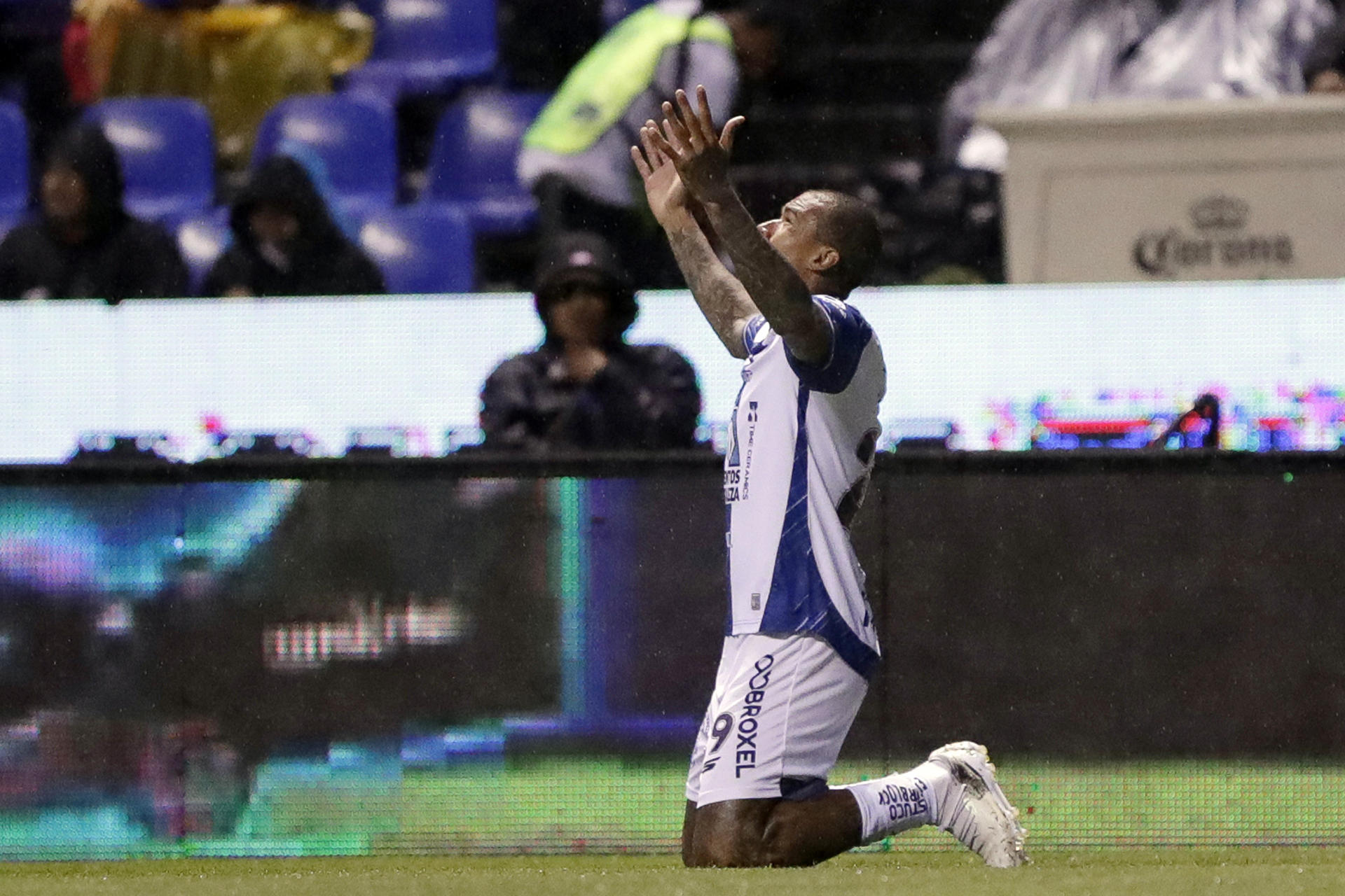 Robert Nunes, del Pachuca, celebra un gol durante un partido entre Cruz Azul y Pachuca en el estadio Cuauhtémoc en Puebla (México). EFE/Hilda Ríos 