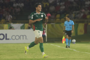 Ramón Sosa, de Palmeiras, celebra el gol del epate ante Junior este miércoles en un partido de la Copa Libertadores en el estadio Olímpico Jaime Morón, en Cartagena (Colombia). EFE/ Ricardo Maldonado