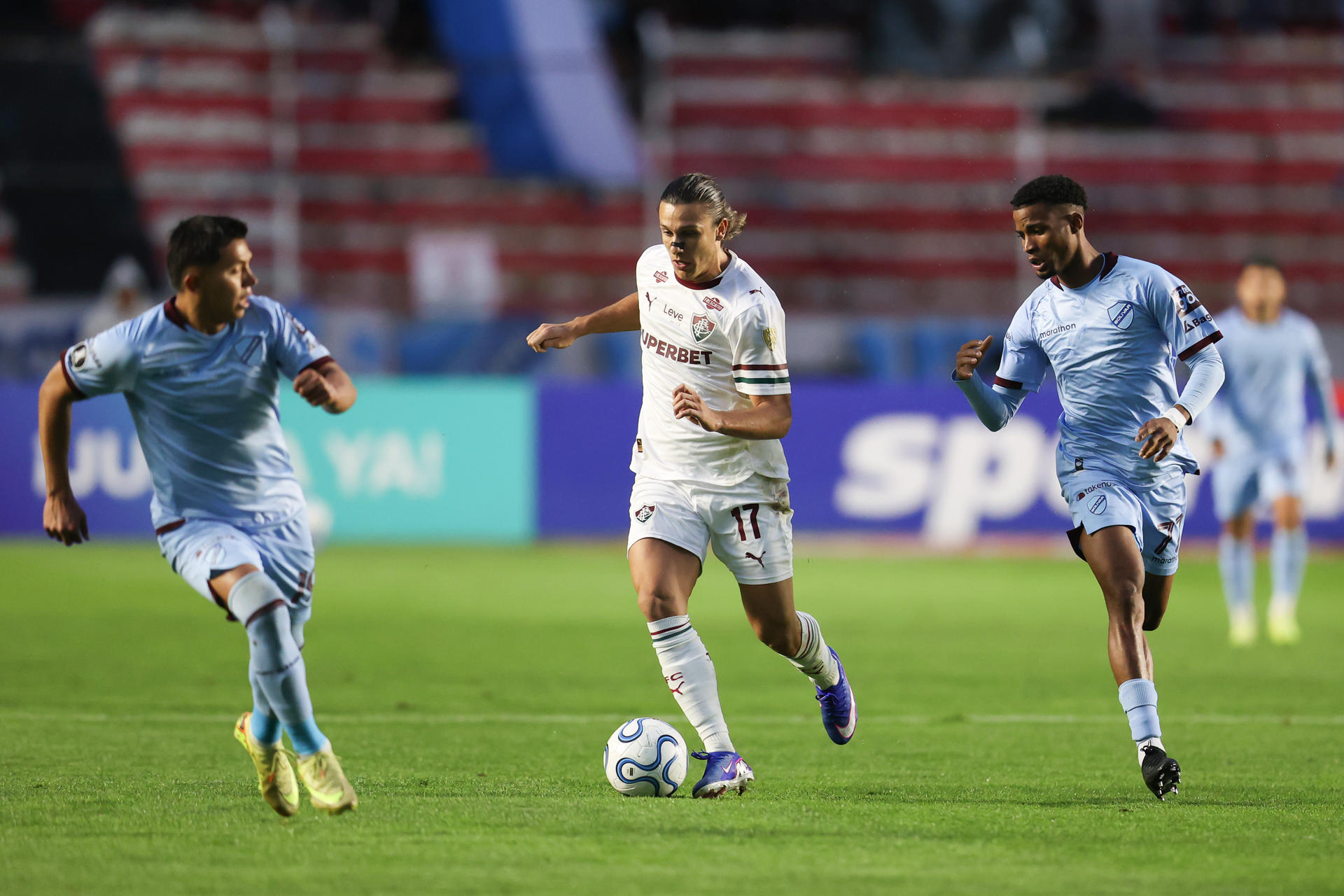 Jhon García (i) y Dorny Romero (d), de Bolívar, marcan a Agustín Canobbio, de Fluminense, en el estadio Hernando Siles en La Paz. EFE/Luis Gandarillas 