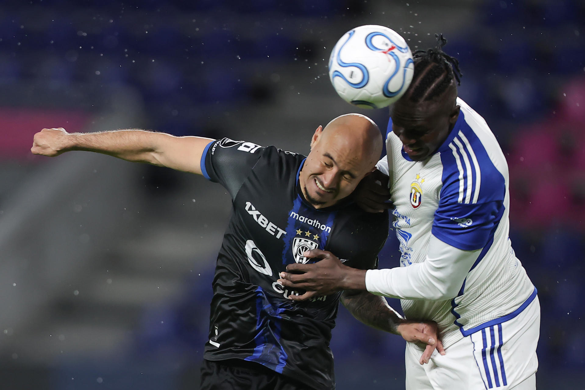 Carlos González (i), de Independiente del Valle, disputa el balón con Alfonso Simarra, de Universidad Central, en un partido de la fase de grupos de la Copa Libertadores entre Independiente del Valle y Universidad Central en el estadio Banco Guayaquil en Quito (Ecuador). EFE/ José Jacomé