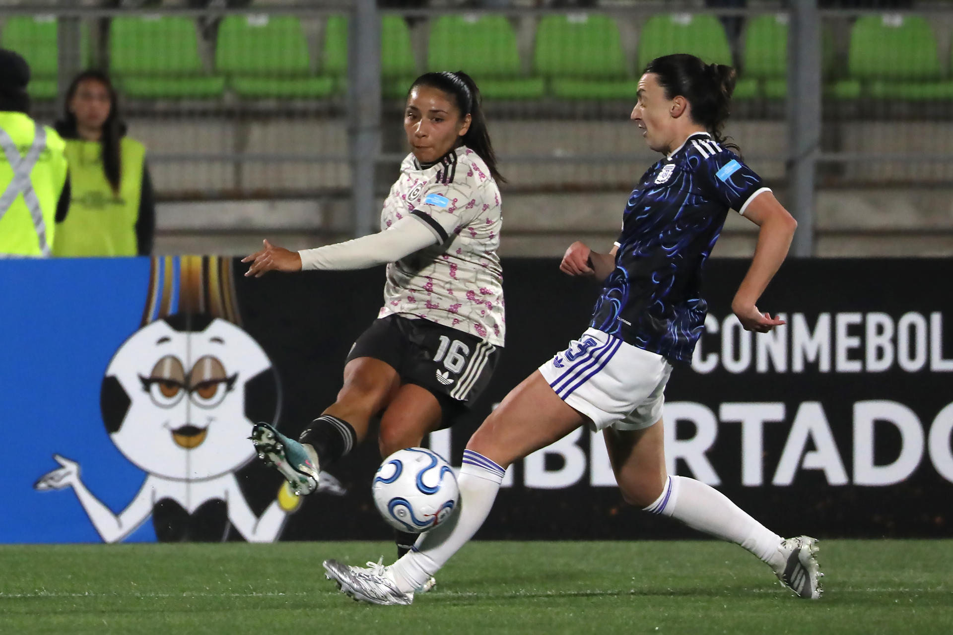 Adriana Moreno (i), de Chile, disputa el balón con Eliana Stabile, de Argentina, en la Liga de Naciones Femenina en Valparaíso. EFE/Adriana Thomasa