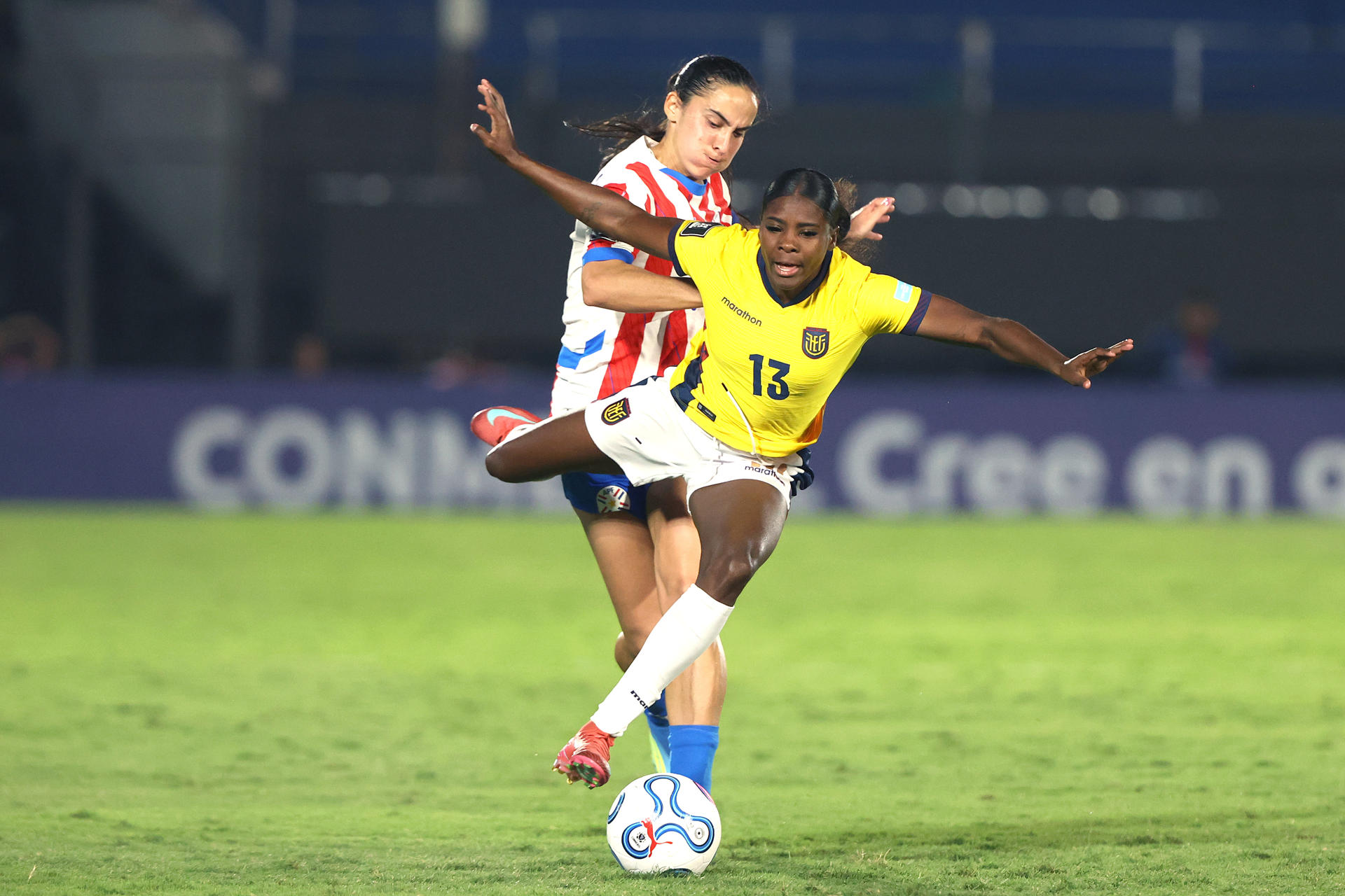 Lice Fabiana Chamorro (i), de Paraguay, disputa el balón con Nicole Charcopa, de Ecuador, en un partido de la Liga de Naciones Femenina en Asunción. EFE/Juan Pablo Pino