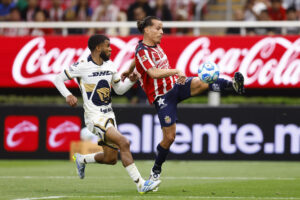 Fernando González (d), de Guadalajara, disputa el balón con Pedro Vite, de Pumas, durante un partido de la Liga MX entre Guadalajara y Pumas, en el Estadio Akron, en Guadalajara, Jalisco (México). EFE/ Francisco Guasco