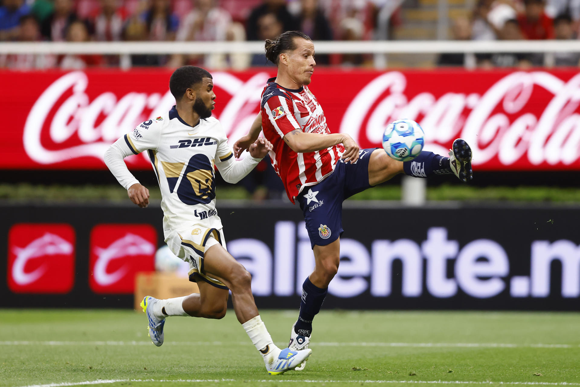 «Hormiga» González hizo doblete y luego de 13 fechas, Chivas sigue líder en México