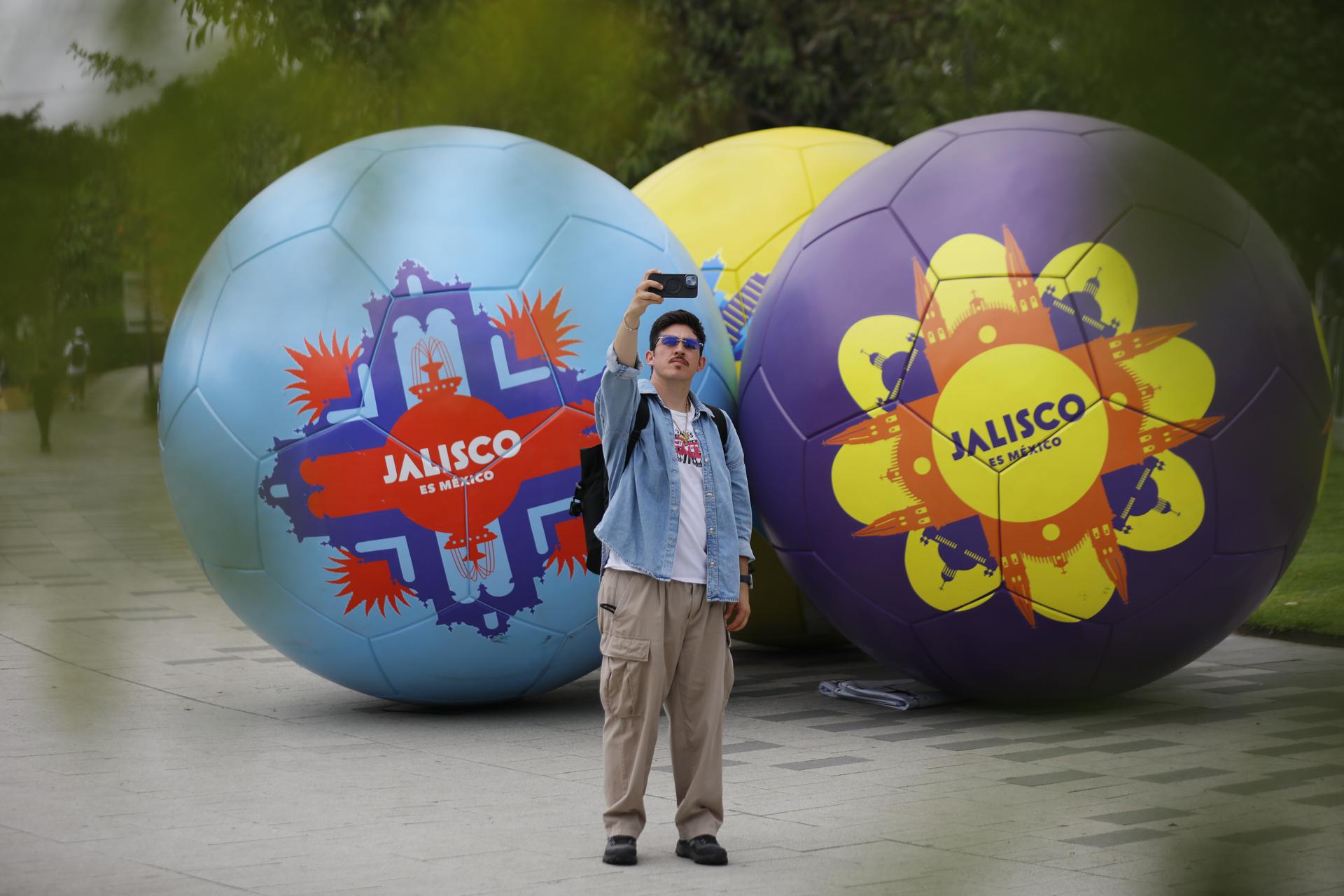 Un centenar de esculturas de balones como el de la fotografía fueron instaladas en las calles de Guadalajara para prender la fiebre mundialista en una de las sedes del Mundial. EFE/ Francisco Guasco 
