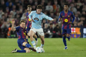 El centrocampista del FC Barcelona Frankie de Jong (i) pelea un balón con Javi Rueda, del Celta, durante el partido de la jornada 33 de LaLiga que FC Barcelona y Celta de Vigo disputaron en el Camp Nou. EFE/Enric Fontcuberta