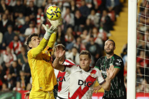 MADRID, 03/04/2026.- El portero del Elche Matías Dituro (i) en acción durante el partido de la jornada 30 de LaLiga EA Sports que Rayo Vallecano y Elche CF disputan este viernes en el estadio de Vallecas, en Madrid. EFE/ Mariscal