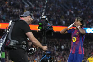 El jugador del Barcelona Lamine Yamal, celebra su gol contra el Espanyol, durante el partido de la jornada 31 de LaLiga EA Sports que FC Barcelona y RCD Espanyol disputaron en el Camp Nou. EFE/ Enric Fontcuberta