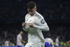 El centrocampista uruguayo del Real Madrid Fede Valverde regresa a la convocatoria madridista para el partido de ida de los cuartos de final de la Liga de Campeones contra el Bayern Múnich. EFE/Juanjo Martín