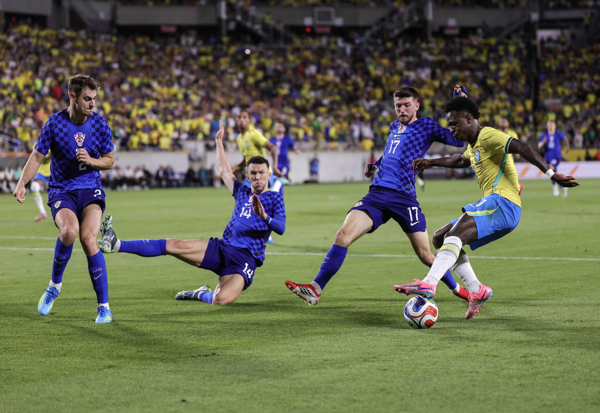 Vinicius Júnior inquieta la defensa de la selección de Croacia durante el partido de preparación para el Mundial que Brasil ganó este miércoles en Orlando (Florida). EFE/EPA/CRISTOBAL HERRERA-ULASHKEVICH
