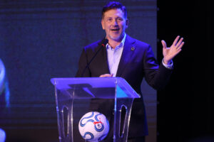 El presidente de la Conmebol, Alejandro Domínguez, habla durante la apertura del Seminario del Fútbol Sudamericano 2026, en Luque (Paraguay). EFE/Juan Pablo Pino
