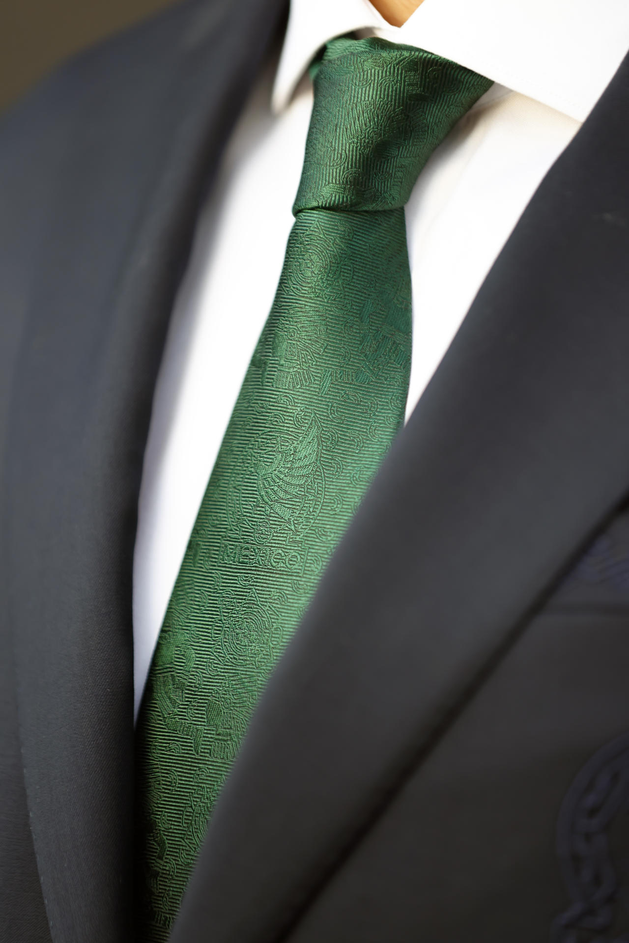 Un modelo viste el traje oficial de la Selección Mexicana de Fútbol confeccionado por la marca Calderoni, durante la inauguración del Volvo Fashion Week este martes, en el Teatro Degollado en Guadalajara (México). EFE/ Francisco Guasco