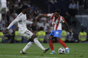 El centrocampista francés del Real Madrid Eduardo Camavinga (i) presiona al centrocampista francés del Girona Thomas Lemar durante el partido de la jornada 31 de LaLiga EA Sports, disputado el viernes 10 de abril en el estadio Santiago Bernabéu. EFE/JuanJo Martín