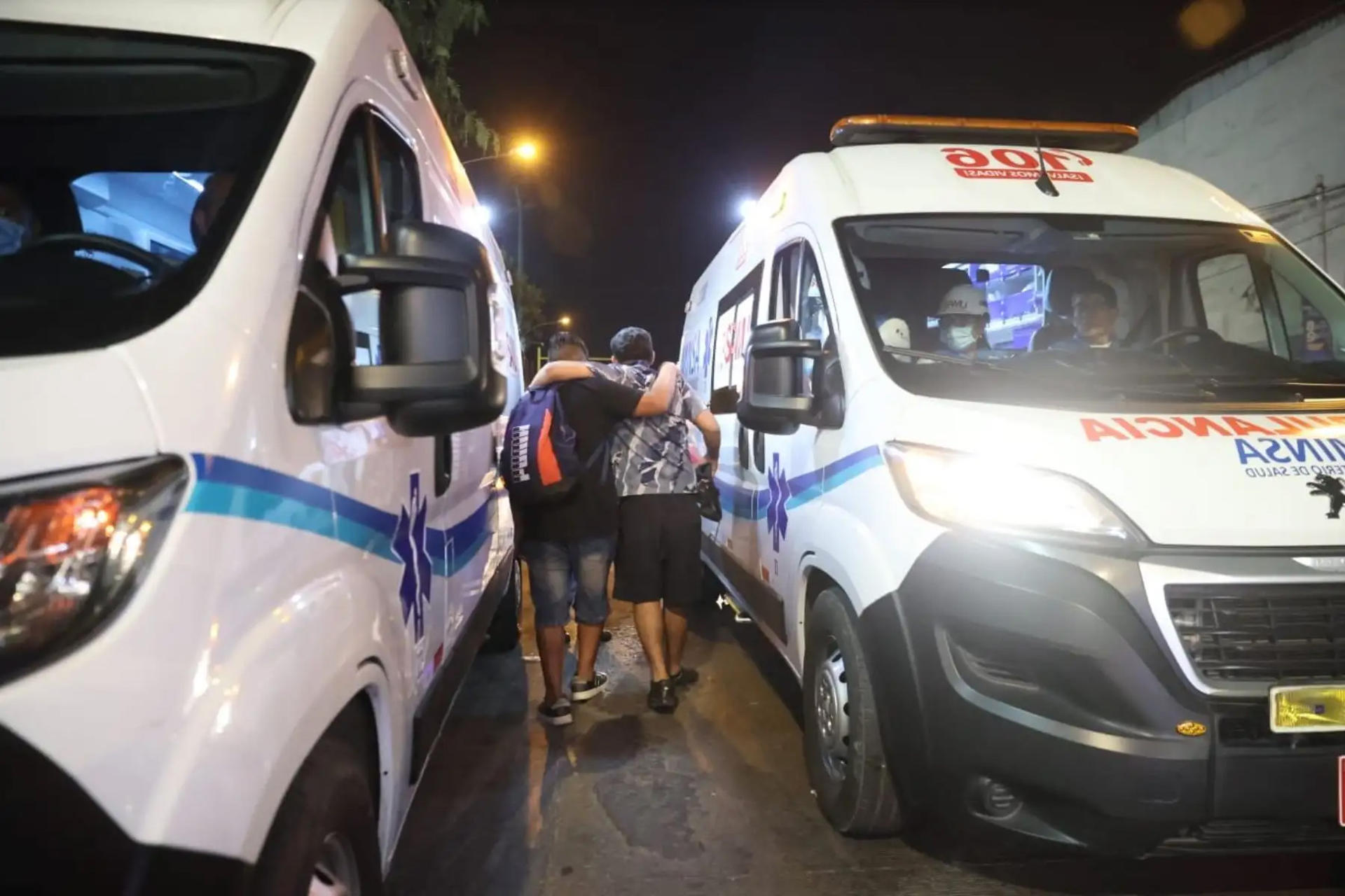Fotografía cedida por la Agencia Peruana de Noticias Andina que muestra a personas heridas caminando entre ambulancias estacionadas frente al Estadio Alejandro Villanueva, donde este viernes, por lo menos un hincha murió y otros 47 resultaron lesionaldos en confusos hechos que son investigados por las autoridades. EFE/ Andina / Melina Mejía /SOLO USO EDITORIAL/CRÉDITO OBLIGATORIO.