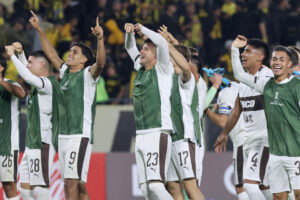 Jugadores de Platense celebran tras ganar este jueves un partido de la Copa Libertadores ante Peñarol en el estadio Campeón del Siglo, en Montevideo (Uruguay). EFE/ Gastón Britos
