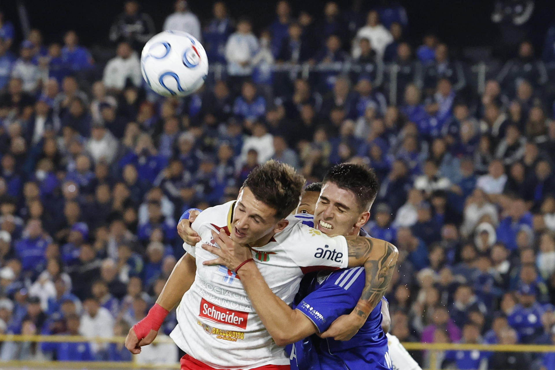Édgar Elizalde (d) de Millonarios disputa el balón con Alexander González de Boston River este miércoles durante el partido de la segunda jornada de la fase de grupos de la Copa Sudamericana jugado en el estadio Nemesio Camacho El Campín de Bogotá. EFE/ Mauricio Dueñas Castañeda 