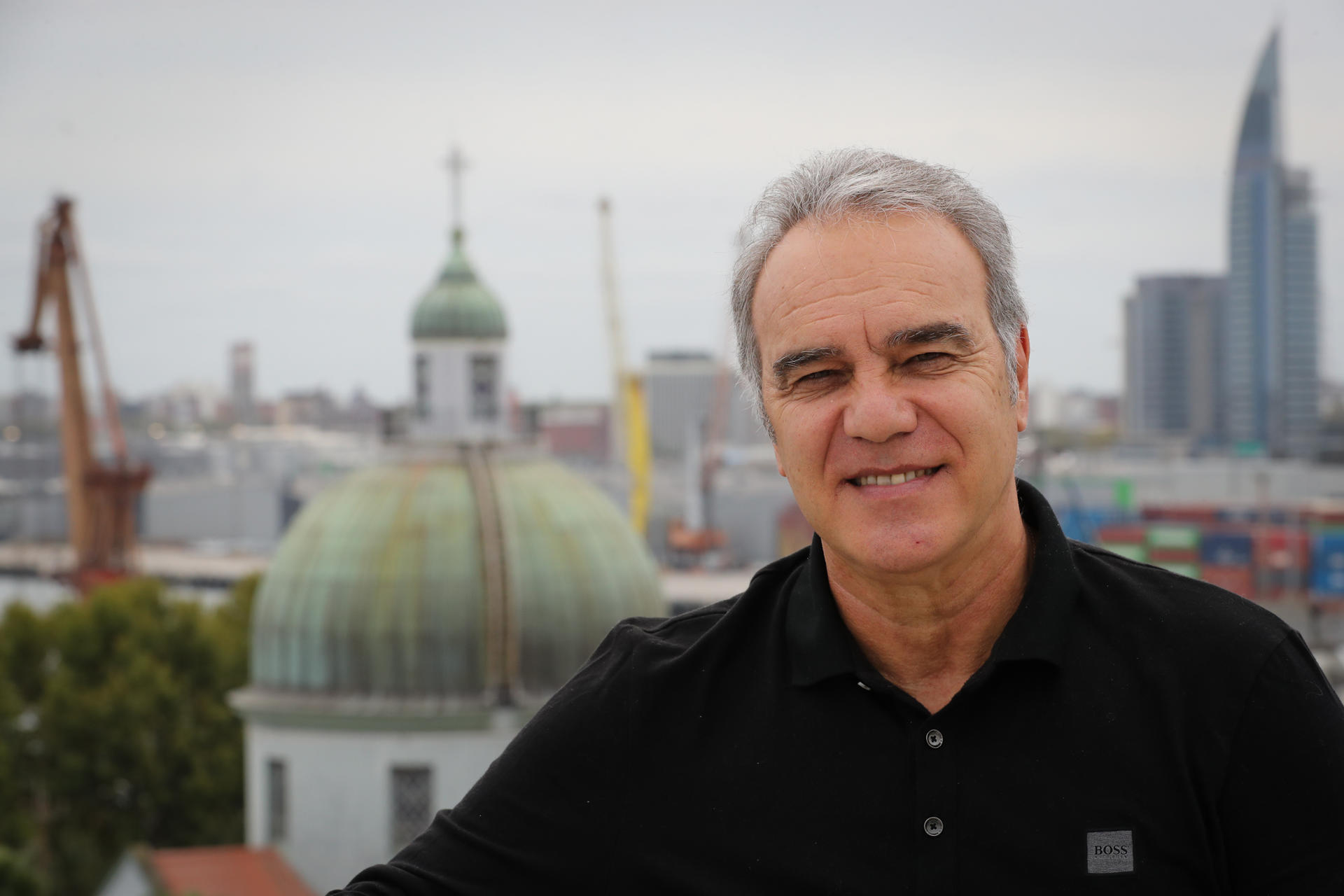 El exfutbolista uruguayo Martín Lasarte posa durante una entrevista con EFE este miércoles, en Montevideo (Uruguay). Lasarte no olvida ningún detalle de su paso por Real Sociedad y celebra cada uno de los logros que el equipo consiguió desde que en la temporada 2009-2010 lo guio a la Primera División. EFE/ Raúl Martínez
