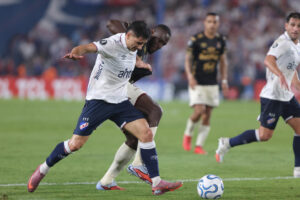 Maximiliano Silvera (i), de Nacional, disputa el balón con Anderson Angulo, de Tolima, este martes durante un partido de la Copa Libertadores en el estadio Gran Parque Central, en Montevideo. EFE/ Gastón Britos