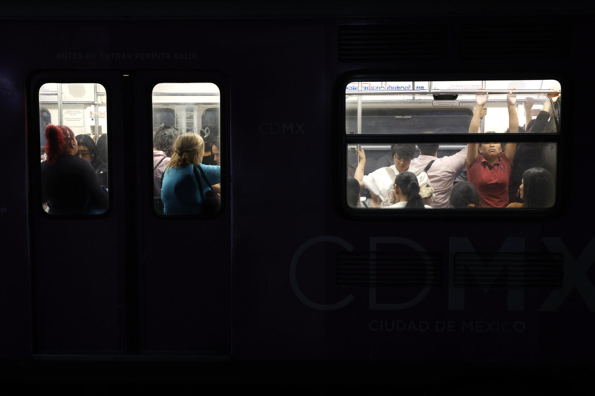 Personas se transportan en la Línea 2 del Sistema de Transporte Colectivo Metro durante su remodelación este jueves, en la Ciudad de México (México). EFE/Sáshenka Gutiérrez