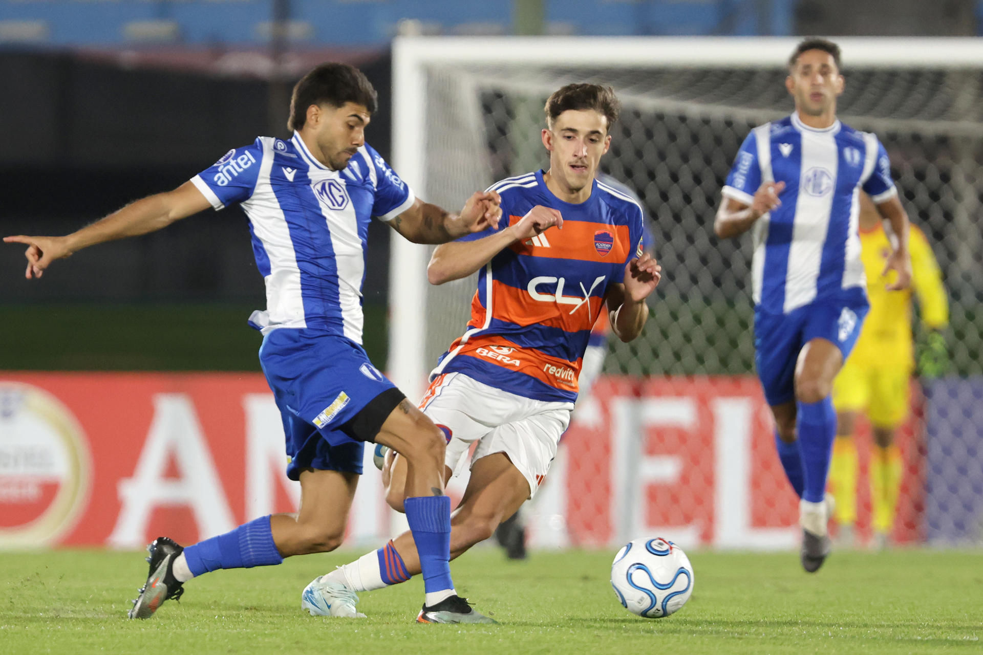 Renzo Rabino (i), de Juventud, disputa un balón con Joao Barros, de Puerto Cabello, en un partido de la fase de grupos de la Copa Sudamericana entre Juventud y Puerto Cabello en el Estadio Centenario de Montevideo (Uruguay). EFE/Gastón Britos
