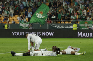 Los jugadores del Real Madrid tras encajar el gol que ha significado el empate final del encuentro correspondiente a la jornada 32 de LaLiga que han disputado Real Betis y Real Madrid este viernes en el estadio de La Cartuja, en Sevilla. EFE/ Julio Muñoz.