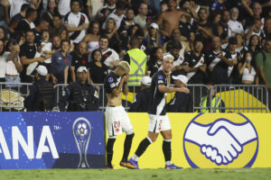 Adson (i) cerró este jueves con su gol el macizo triunfo de Vasco da Gama por 3-0 sobre Olimpia en partido de la tercera jornada de la fase de grupos de  la Copa Sudamericana jugado en el estadio Sao Januário, de Rio de Janeiro. EFE/ Antonio Lacerda