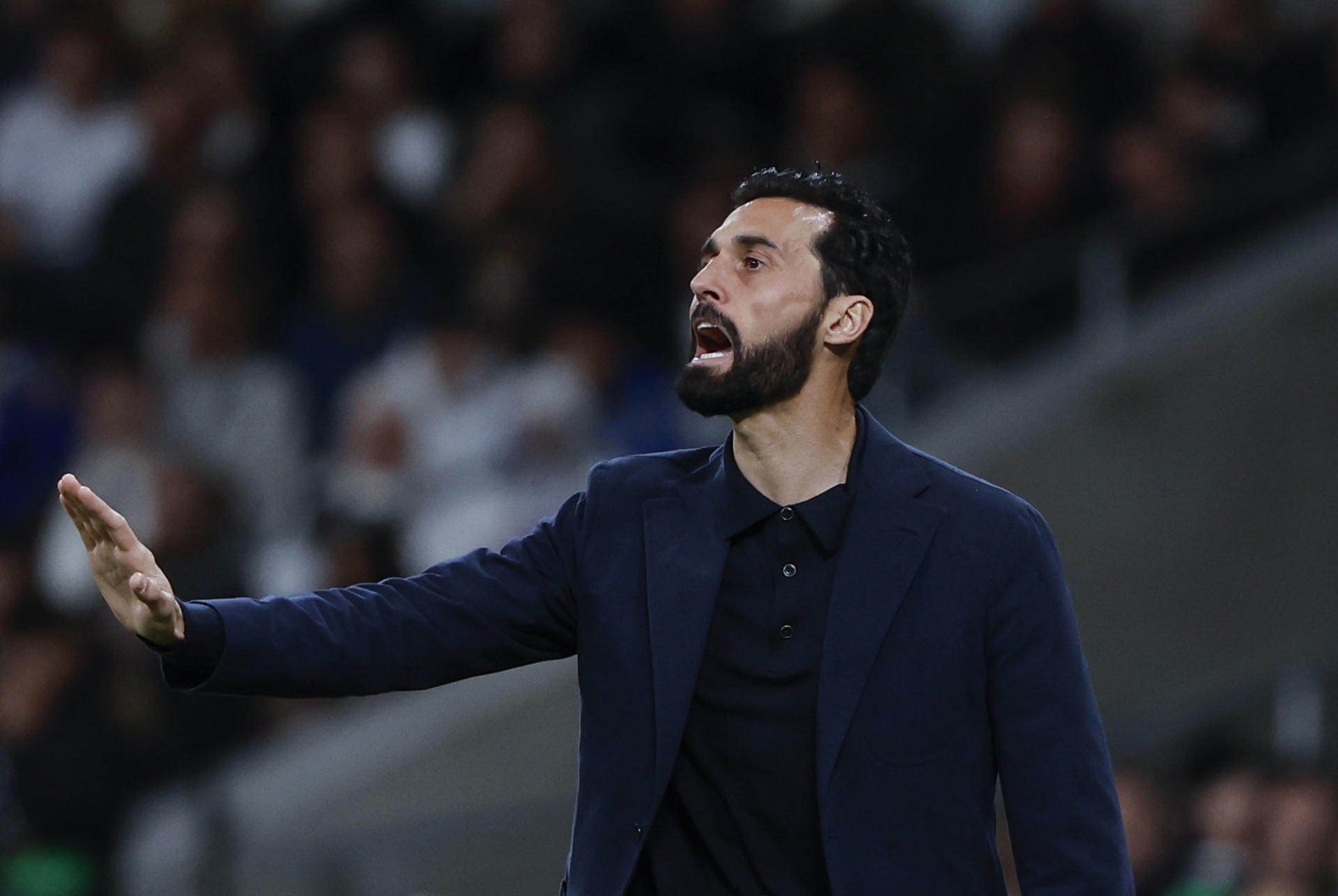 El técnico del Real Madrid, Álvaro Arbeloa, durante un partido de LaLiga. EFE / Sergio Perez.
