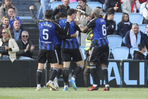 El jugador del Oviedo Federico Viñas (c), celebra su gol contra el Celta de Vigo, durante el partido de la jornada 31 de la LaLiga EA Sports de fútbol que Celta de Vigo y Real Oviedo disputaron en el estadio de Balaídos. EFE/ Salvador Sas
