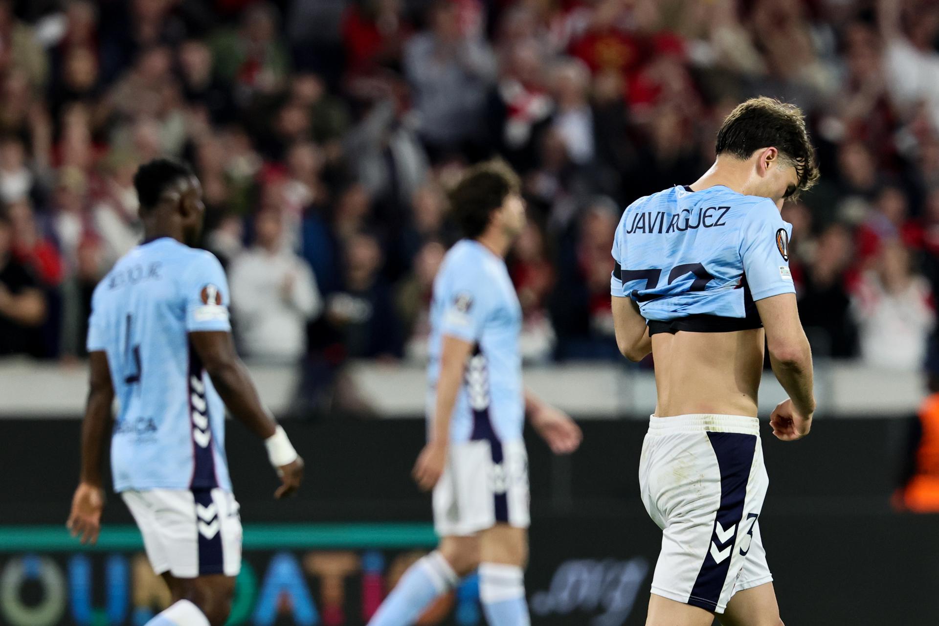 Los jugadores del Celta tras encajar el 2-0 ante el Friburgo en la ida de cuartos de la Liga Europa. EFE/EPA/RONALD WITTEK
