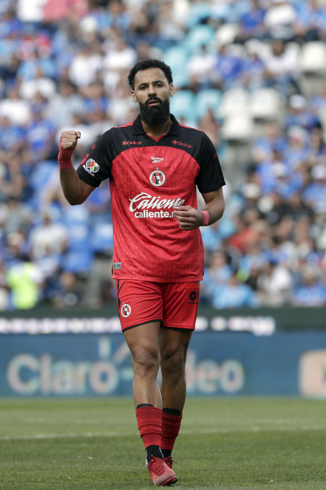 Mourad El Ghezouani, de Tijuana, celebra un gol durante un partido por la jornada 15 del torneo Clausura 2026 de la Liga MX en el estadio Cuauhtémoc en Puebla (México). EFE/Hilda Ríos 