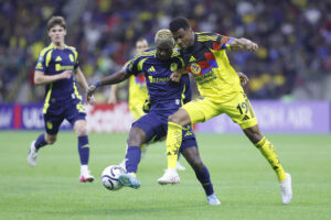Raul Zúñiga (d) de América disputa un balón con Maxwell Woledzi de Nashville este martes, en un partido por los cuartos de final de la Copa de Campeones de la Concacaf disputado en el estadio Banorte en Ciudad de México (México). EFE/Sáshenka Gutiérrez