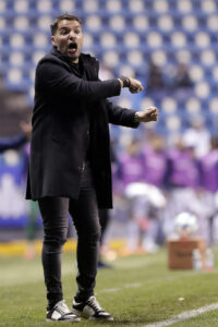 El exentrenador del Cruz Azul, Nicolás Larcamón. EFE/Hilda Ríos