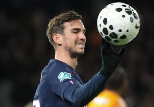 Fotografía de Christophe Petit Tesson, en la que puede verse en una imagen de archivo del pasado 12 de enero al futbolista español Fabián Ruiz, del PSG. EFE