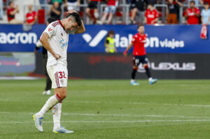 El defensa del Sevilla Andrés Castrín al finalizar el partido de la jornada 32 de LaLiga que Atlético Osasuna y Sevilla FC disputaron en el estadio de El Sadar, en Pamplona. EFE/ Villar López