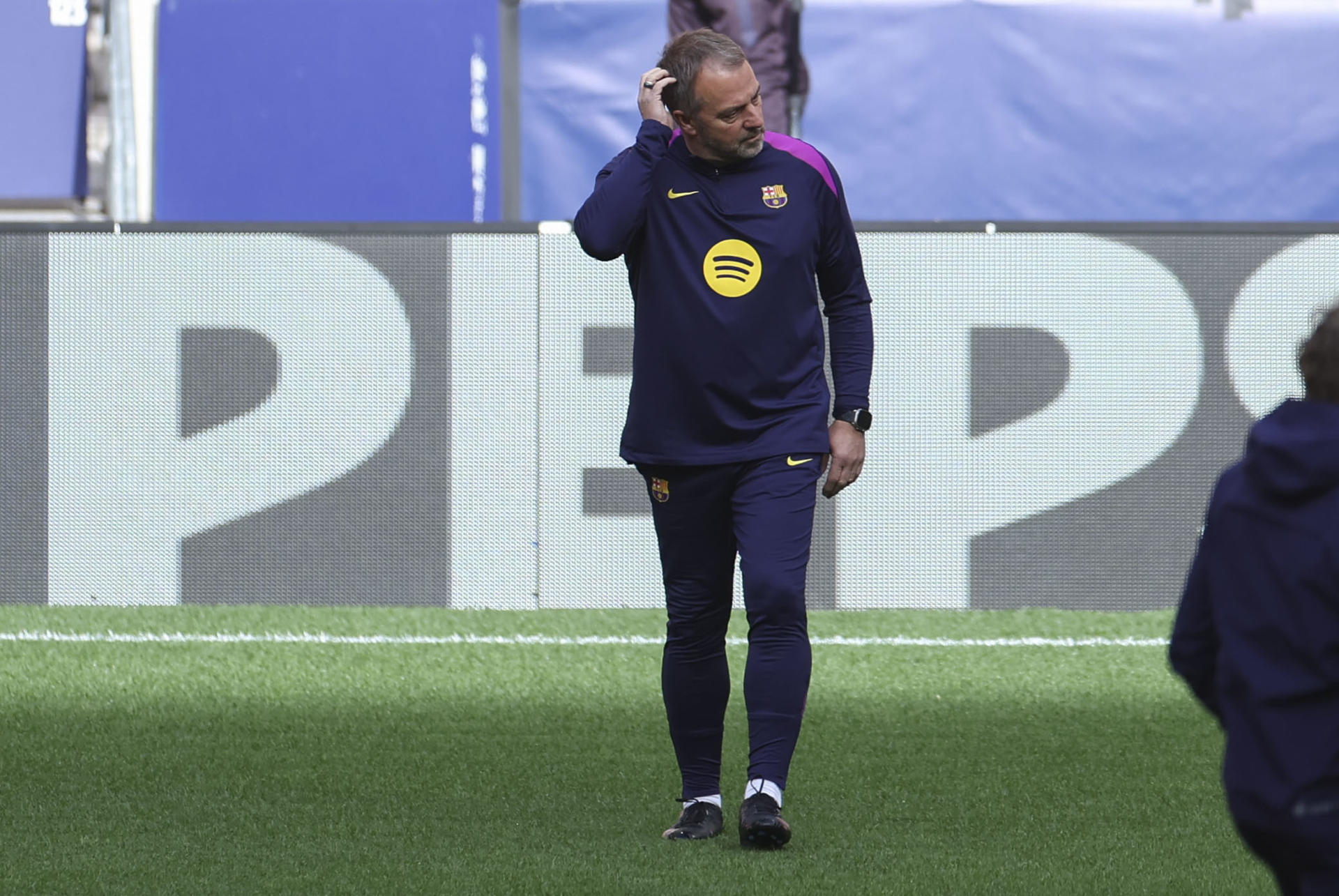 El entrenador del Barcelona Hansi Flick dirige el entrenamiento del equipo este lunes en el estadio Metropolitano, en la víspera del partido de vuelta de cuartos de final de la Liga de Campeones que disputan ante el Atlético de Madrid. EFE/Kiko Huesca 