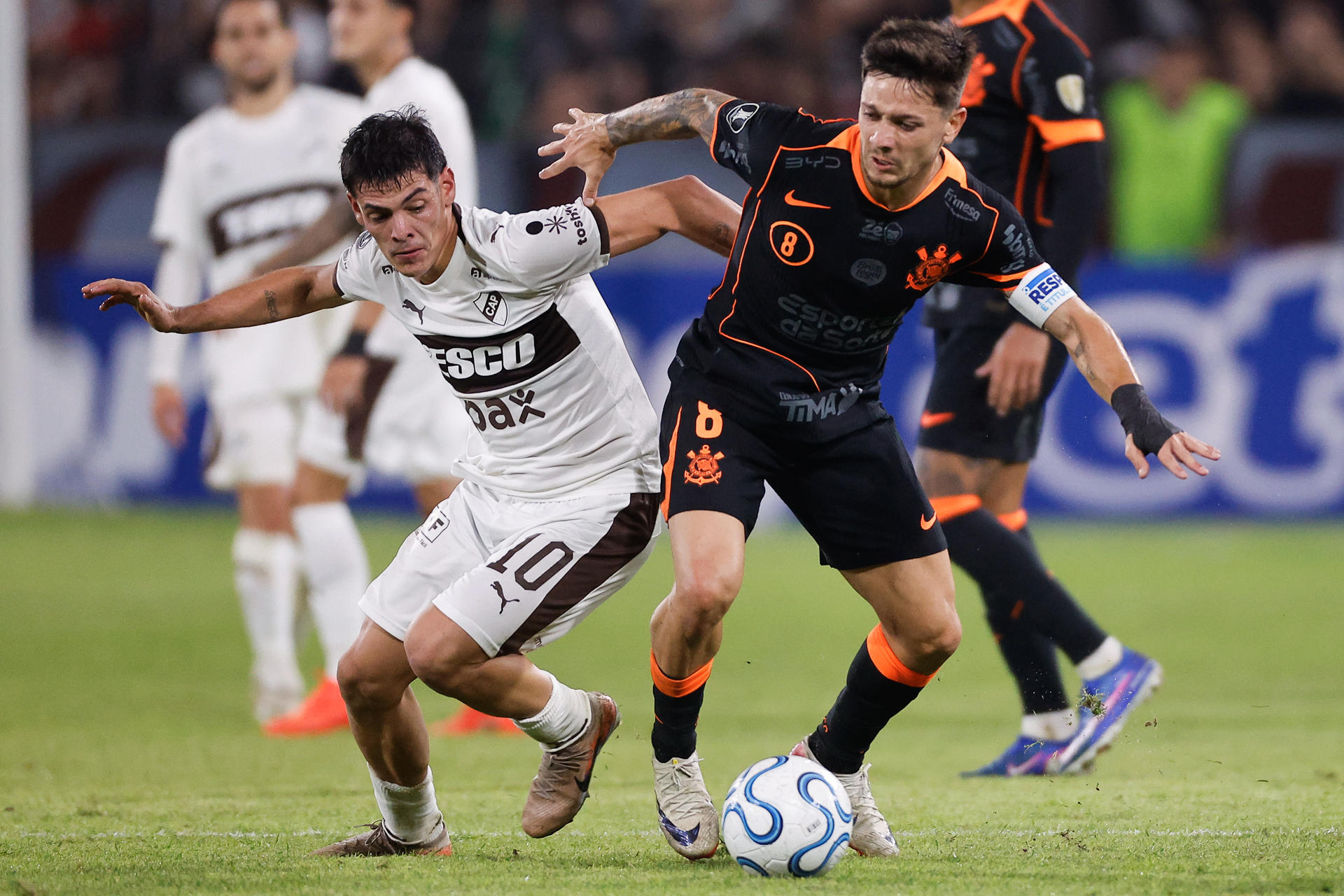 Franco Zapiola (i), de Platense, disputa el balón con Rodrigo Garro, de Corinthians, en partido de la Copa Libertadores en Buenos Aires. EFE/Juan Ignacio Roncoroni
