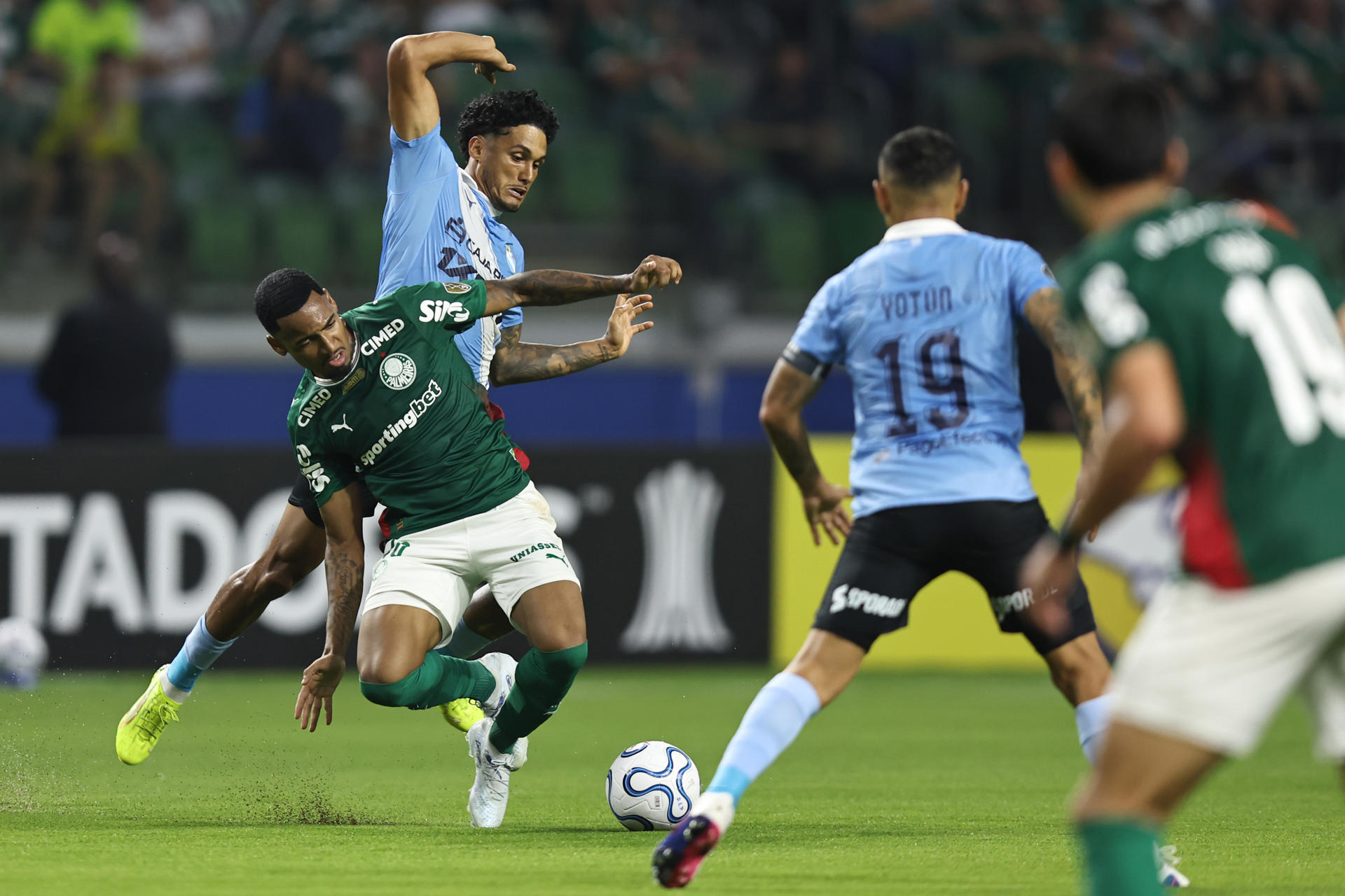 Allan (i-adelante) de Palmeiras cierra el paso a Cristiano da Silva Leite (i-atrás) de Sporting Cristal en el partido de la segunda jornada de la fase de grupos de la Copa LIbertadors jugado este jueves en el estadio Allianz Parque de Sao Paulo. EFE/ Isaac Fontana 