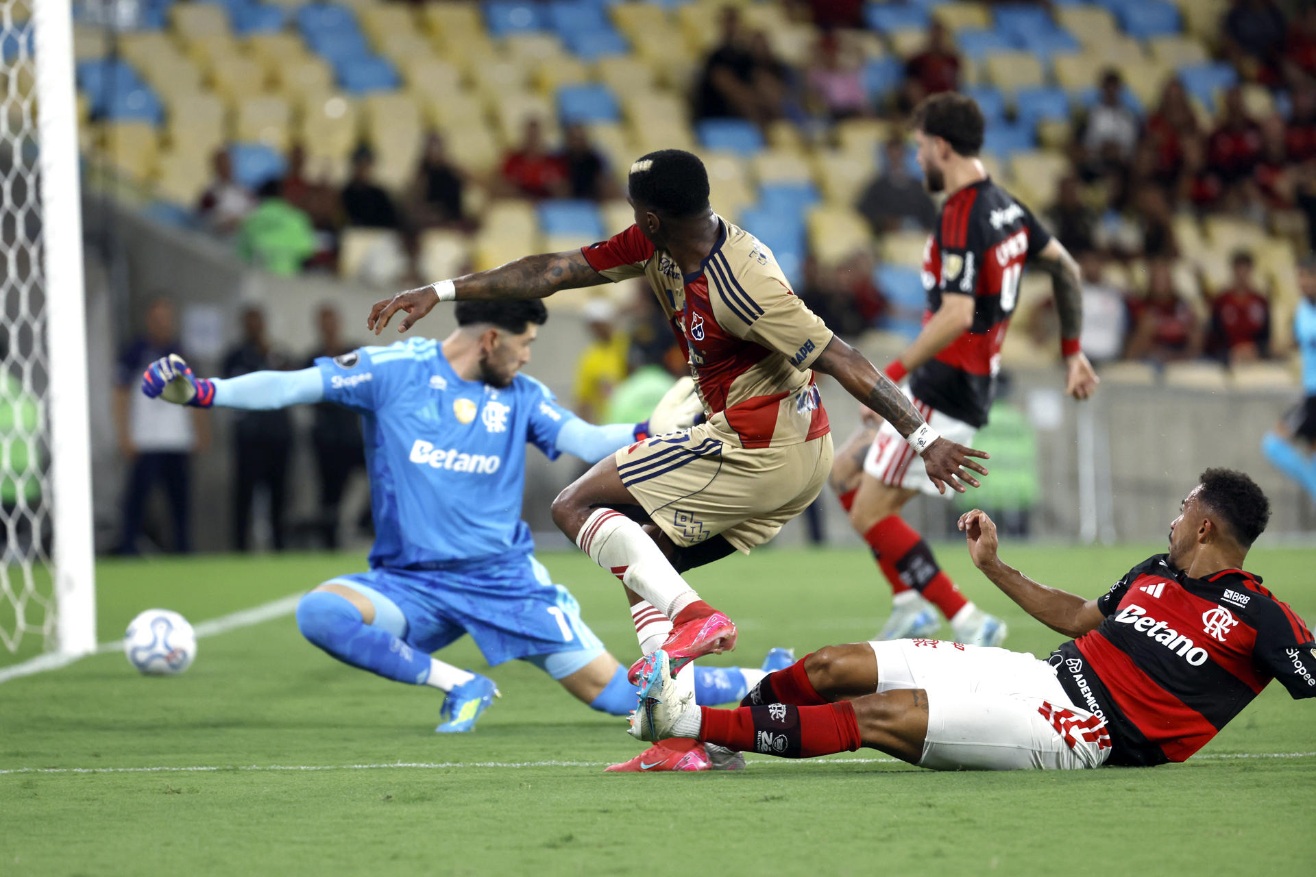 Yony González (c), de Medellín, anota un gol en un partido de la fase de grupos de la Copa Libertadores entre Flamengo e Independiente Medellín en el estadio Maracaná en Río de Janeiro (Brasil). EFE/Antonio Lacerda 