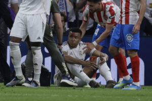 Kylian Mbappé, tras reclamar un penalti. EFE/Juanjo Martín