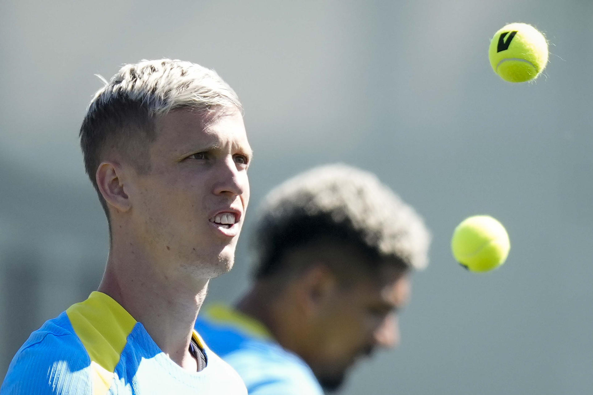 El jugador del FC Barcelona Dani Olmo durante el entrenamiento que el equipo azulgrana ha realizado en las instalaciones de la Ciudad Deportiva Joan Gamper para preparar el partido de ida de cuartos de final de la Liga de Campeones que mañana disputarán ante el Atlético de Madrid en el Camp Nou. EFE/Enric Fontcuberta.