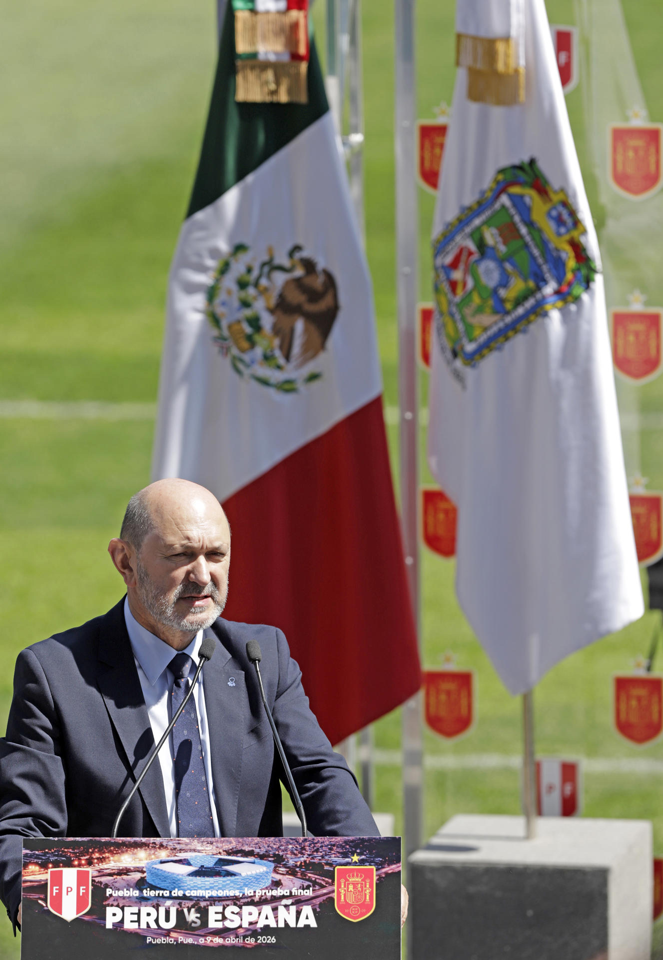 El presidente de la Real Federación Española de Fútbol, Rafael Louzán Abal, habla durante una rueda de prensa este jueves, en Puebla (México). EFE/ Hilda Ríos