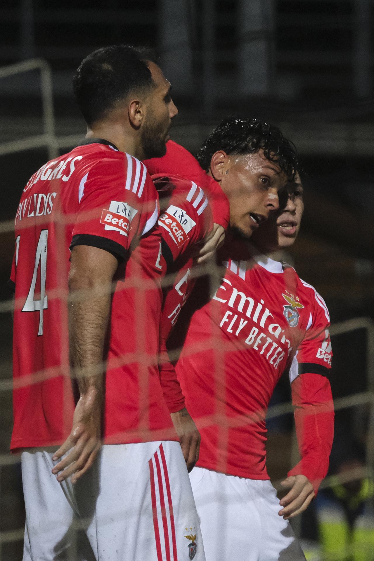Richard Rios (C) celebra con sus compañeros el 0-1 del Benfica ante el Casa Pia. EFE/EPA/CARLOS BARROSO