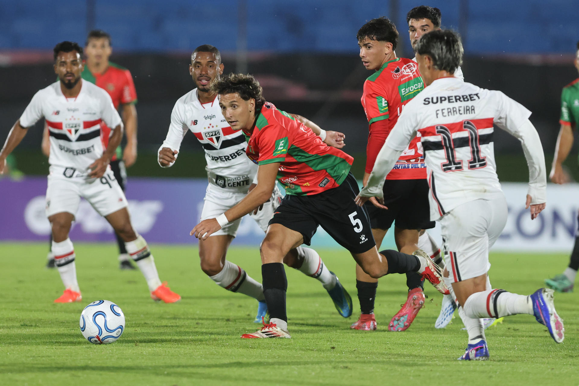 Francisco Barrios (c) de Boston River controla el balón este martes en un partido por la Copa Sudamericana ante Sao Paulo en el estadio Centenario de Montevideo (Uruguay). EFE/ Gastón Britos