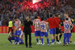 El técnico argentino del Atlético de Madrid, Diego Pablo Simeone, tras caer en la final de la Copa del Rey que han disputado frente a la Real Sociedad este sábado en el estadio de La Cartuja, en Sevilla. EFE/Julio Muñoz.