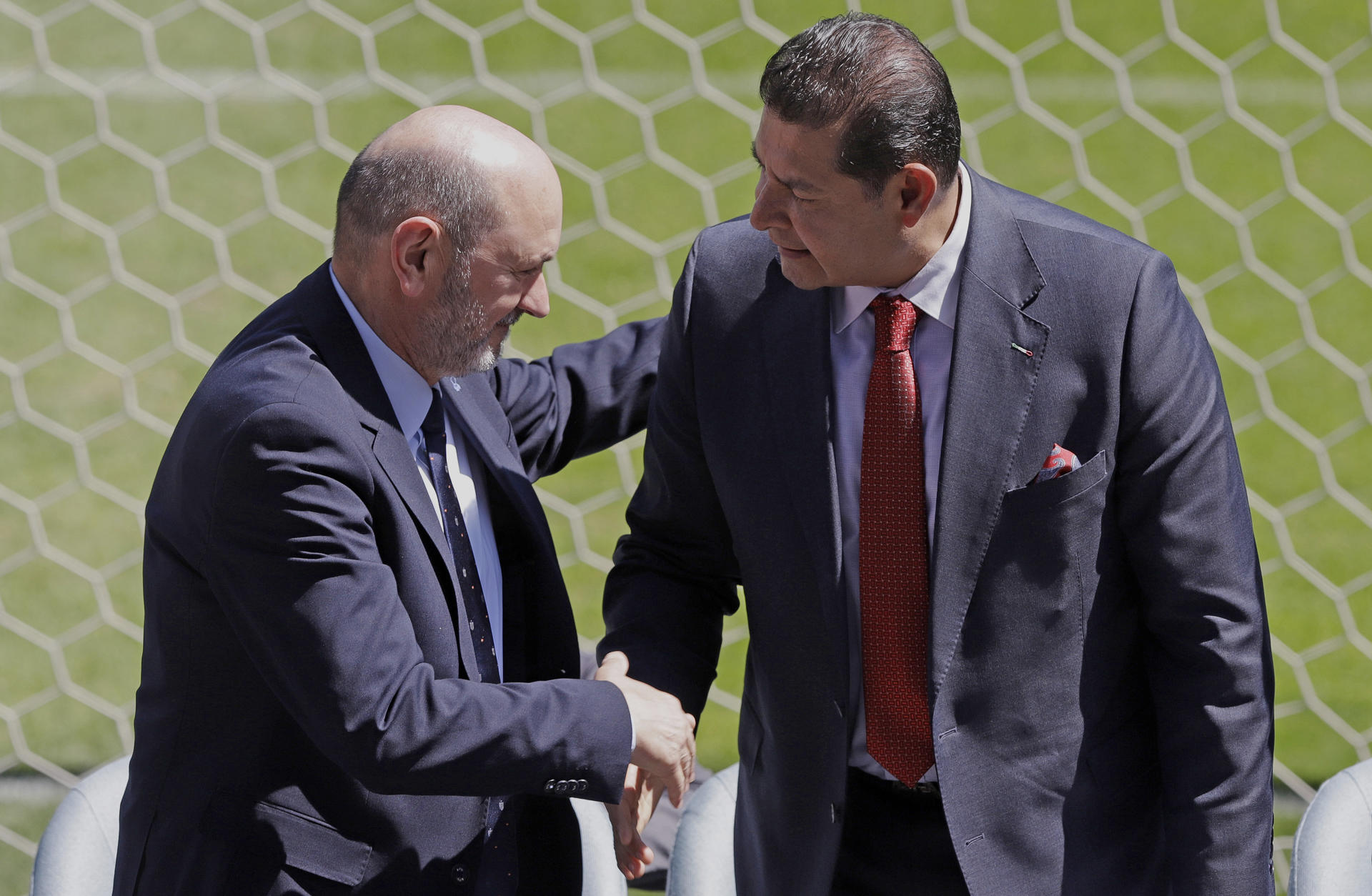 El presidente de la Real Federación Española de Fútbol, Rafael Louzán Abal (i), saluda al gobernador de Puebla, Alejandro Armenta, durante una rueda de prensa este jueves, en el estado de Puebla. (México). EFE/ Hilda Ríos