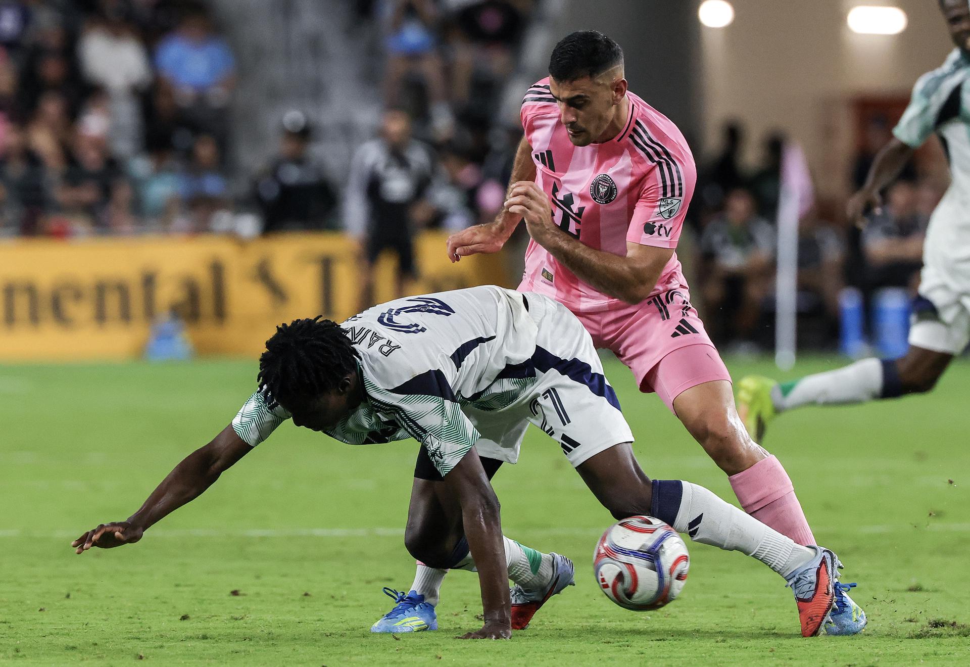 German Berterame (d), del Inter Miami, marca a Brooklyn Raines, del New England Revolution en el Nu Stadium en Miami. EFE/EPA/CRISTOBAL HERRERA-ULASHKEVICH 