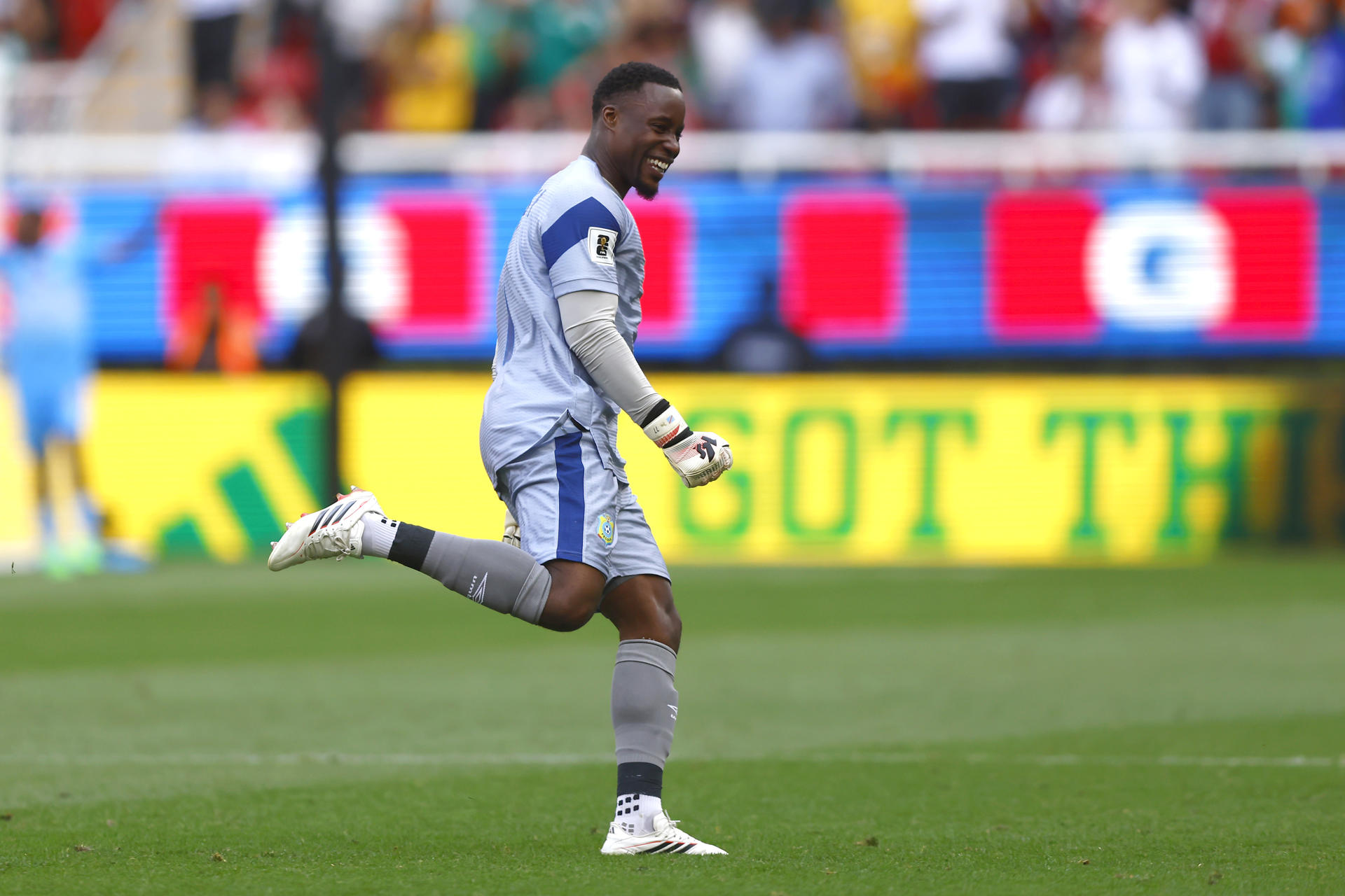 Lionel Mpasi de Congo celebra un gol anotado por su compañero Axel Tuanzebe este martes, en un partido de repechaje para la Copa Mundial 2026 entre República del Congo y Jamaica en el Estadio Akron en Guadalajara (México). EFE/ Francisco Guasco